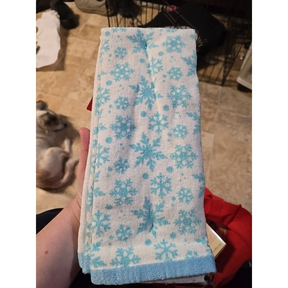 Huntington Home Holiday 2 Piece Towel Set Extra Plush 44538-16 NWT Snowflakes